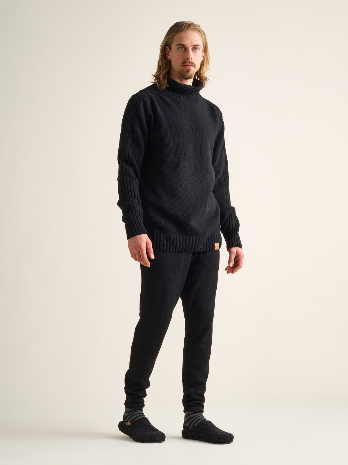 Naava-Unisex-Rollkragenpullover, Schwarz, Vorderansicht, männliches Model