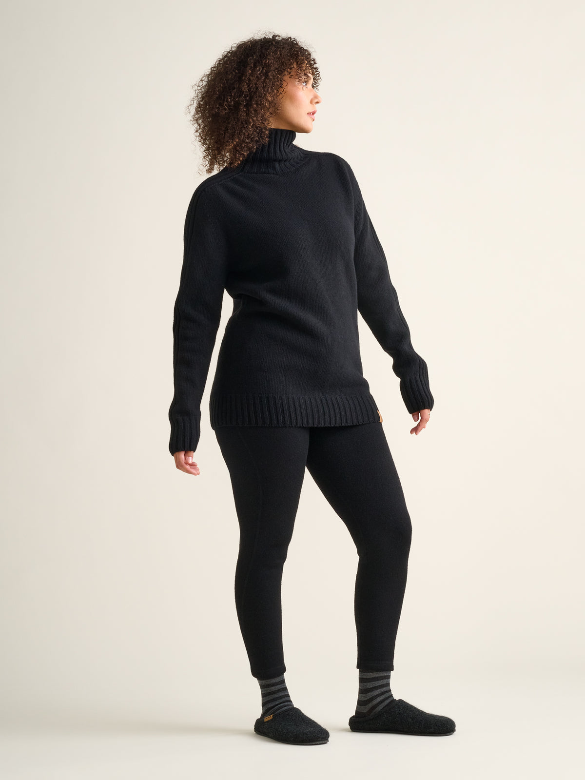 Naava-Unisex-Rollkragenpullover, Schwarz, Vorderansicht, weibliches Model #Farbe_Schwarz