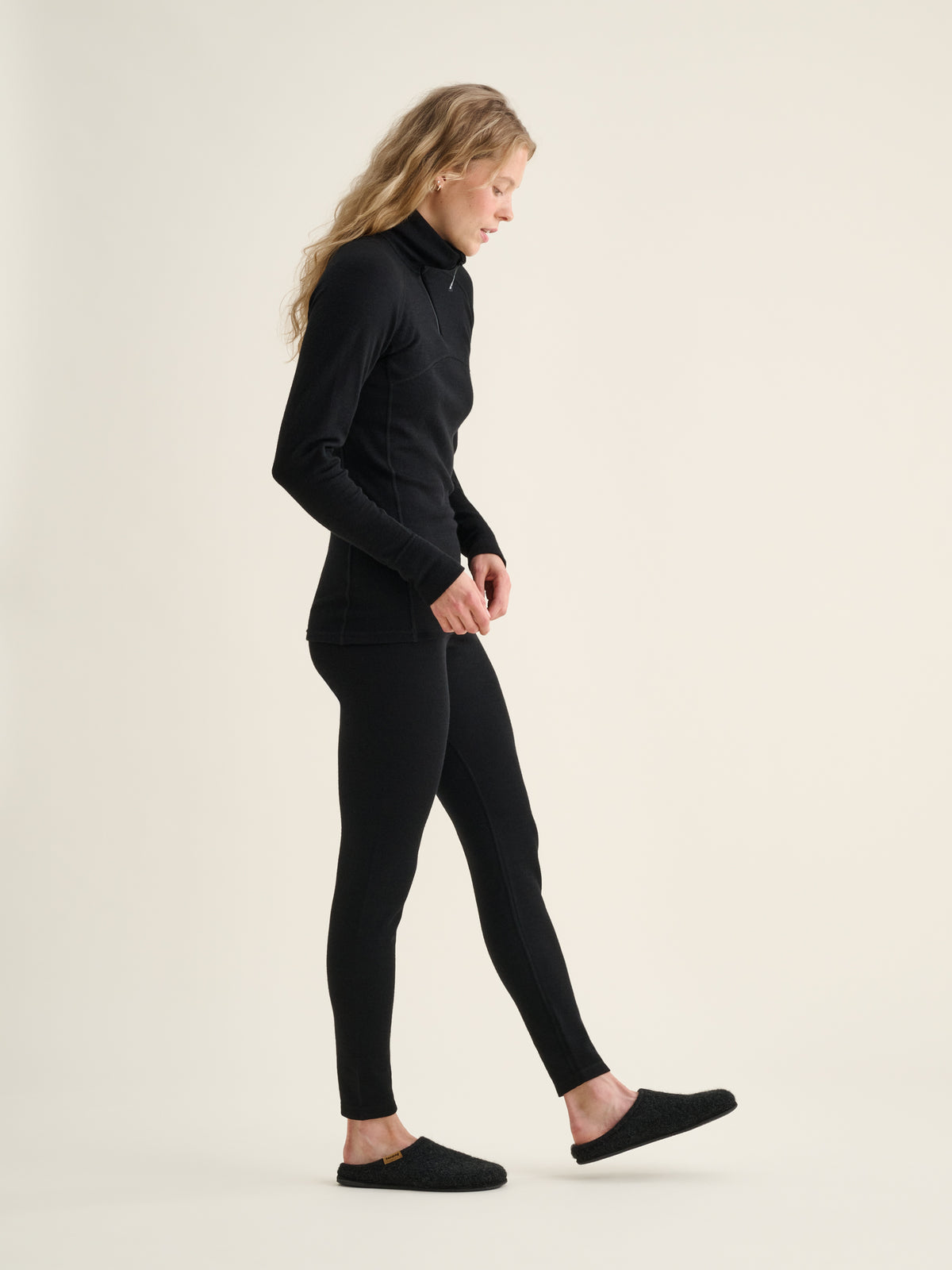 Women's Merino Extreme 200 zip-neck top and Women's Merino Extreme 200 base layer bottoms, black, side view