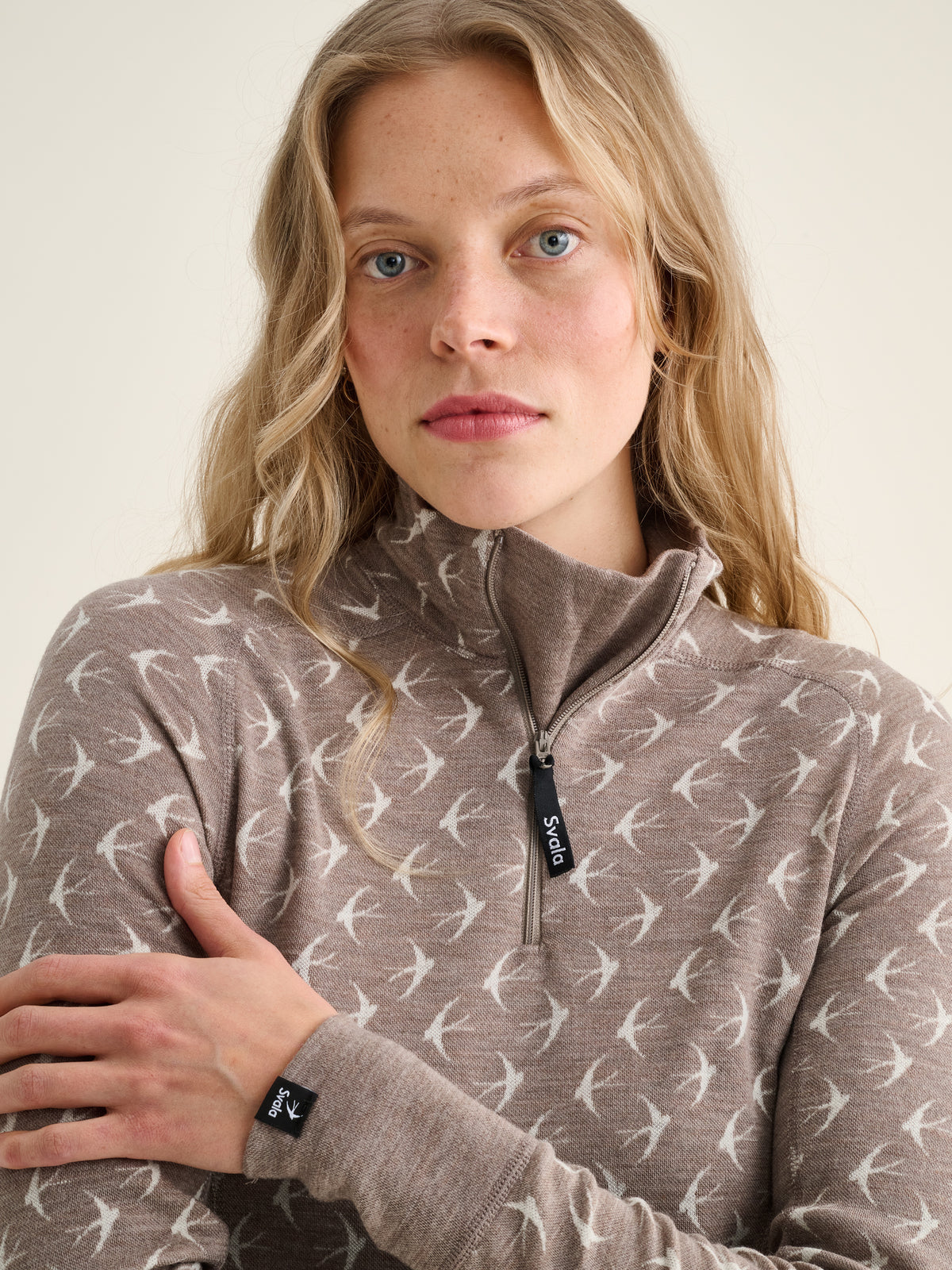 Svala Signature Pääsky 200 Zip-Neck-Shirt für Damen, Beige-Weiß, Nahaufnahme