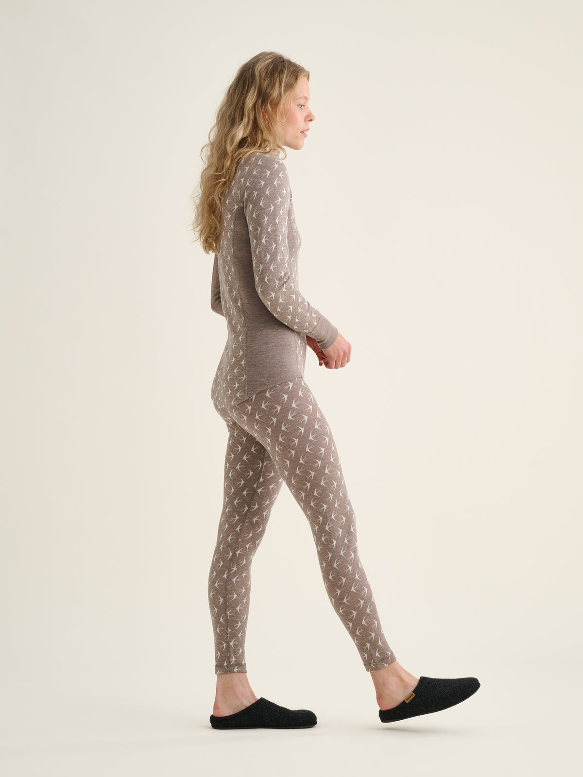 Women's Svala Signature Pääsky 200 zip-neck top and Women's Svala Signature Pääsky 200 base layer bottoms, beige-white, side view