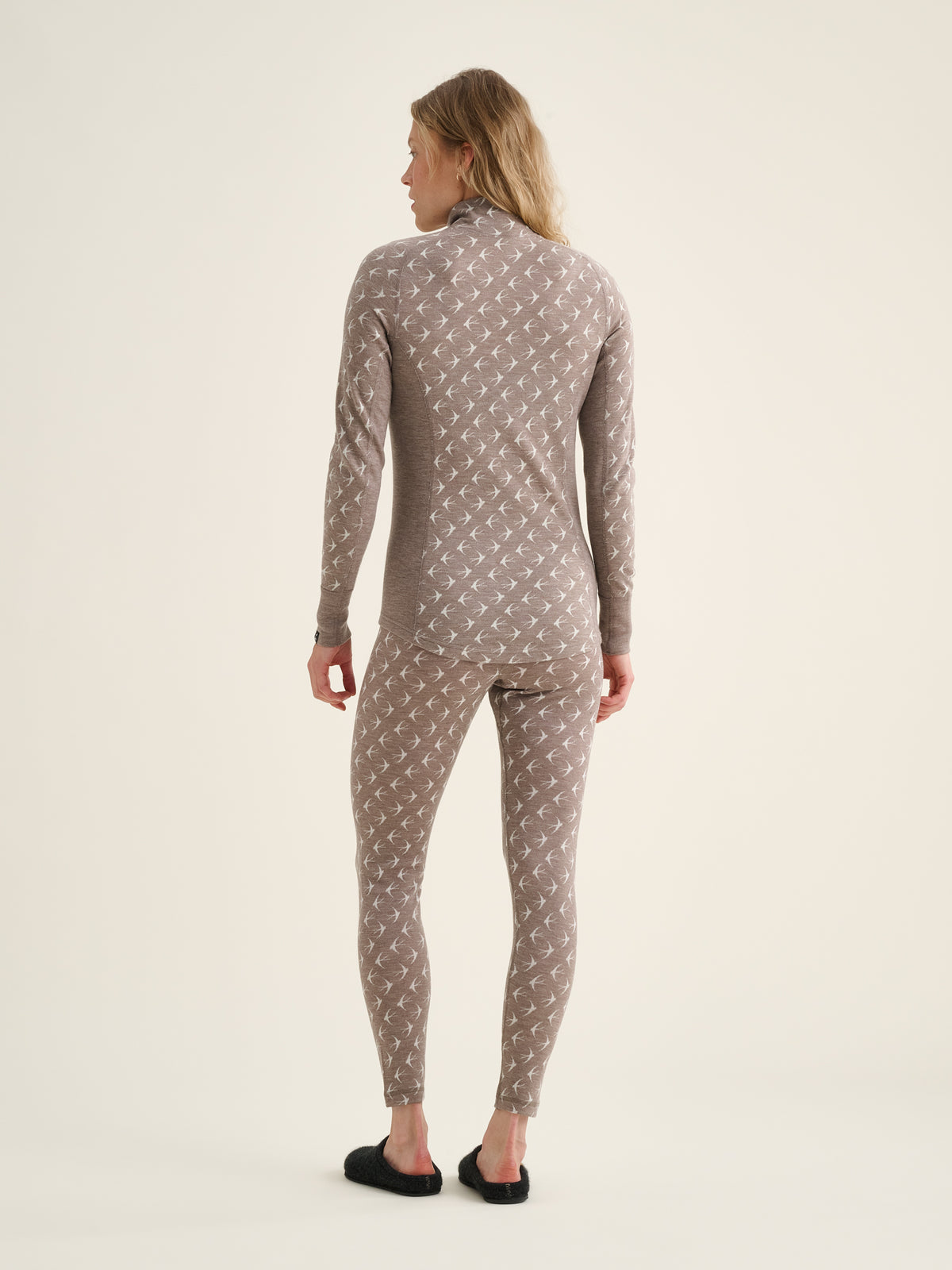 Women's Svala Signature Pääsky 200 zip-neck top and Women's Svala Signature Pääsky 200 base layer bottoms, beige-white, back view