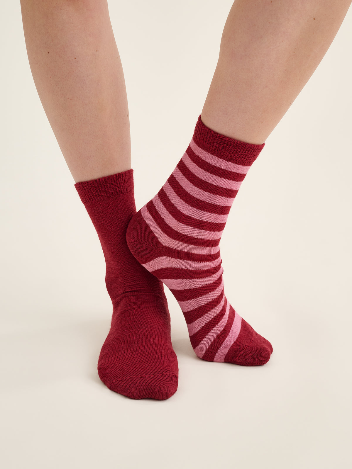 Raita-Merinosocken, Hellrosa-Burgunderrot