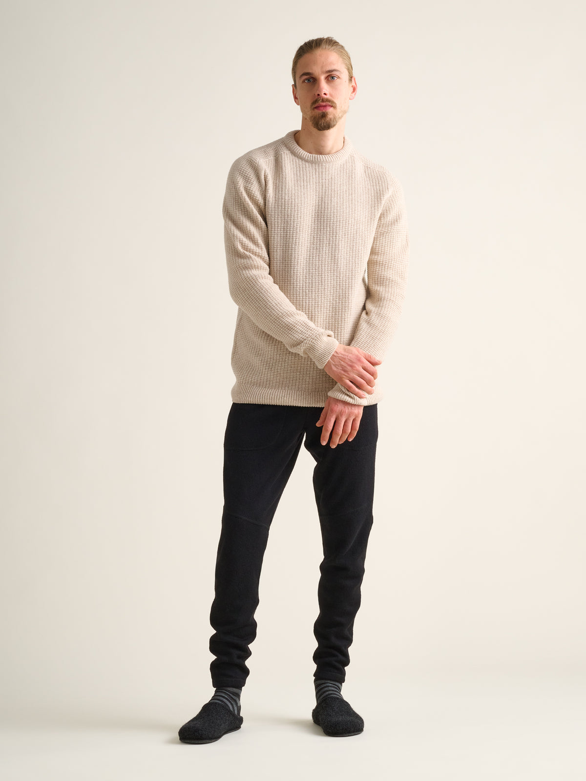 Louhi-Unisex-Strickpullover mit Rundhalsausschnitt, Beige, Vorderansicht, männliches Model