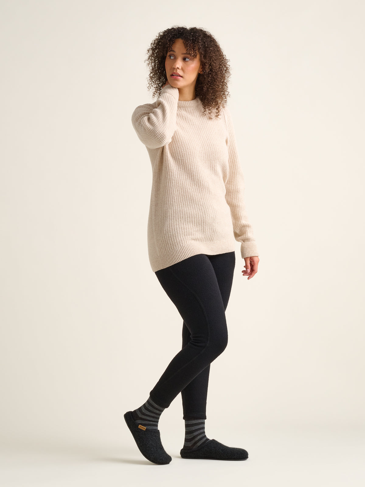 Louhi-Unisex-Strickpullover mit Rundhalsausschnitt, Beige, Vorderansicht, weibliches Model #Farbe_Beige