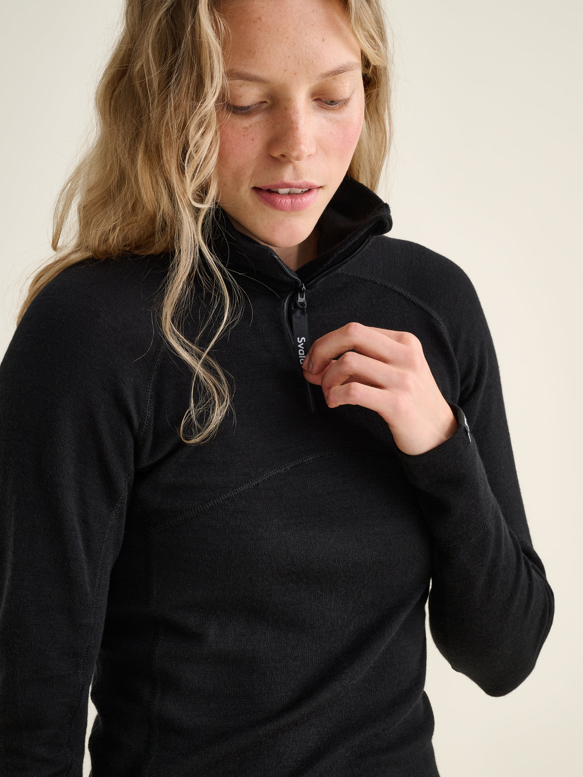 Women's Merino Extreme 200 zip-neck top, black, close-up