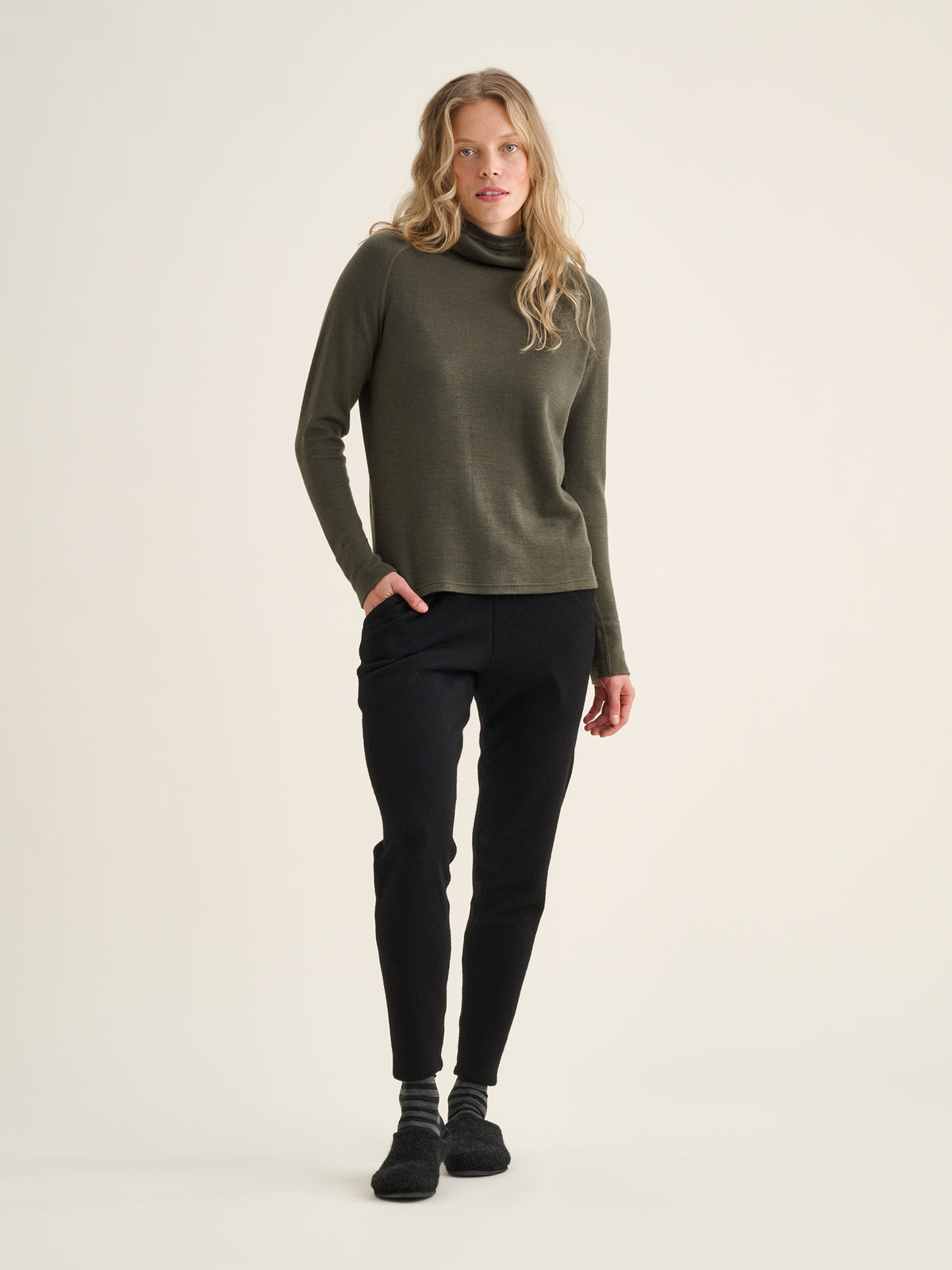 Merino Extreme 200-Hoodie für Damen. Das Model ist 179 cm groß und trägt Größe S.